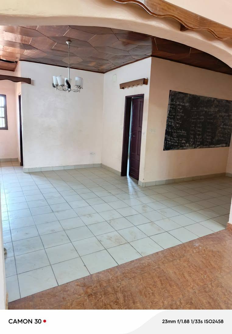 Maison 3 chambres à louer à Maetur Bafoussam en bordure du goudron