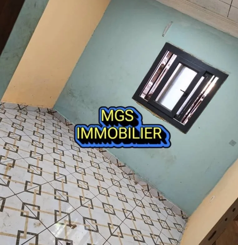 Maison 2 chambres à louer au carrefour Le Maire, Bafoussam 60000 fcfa