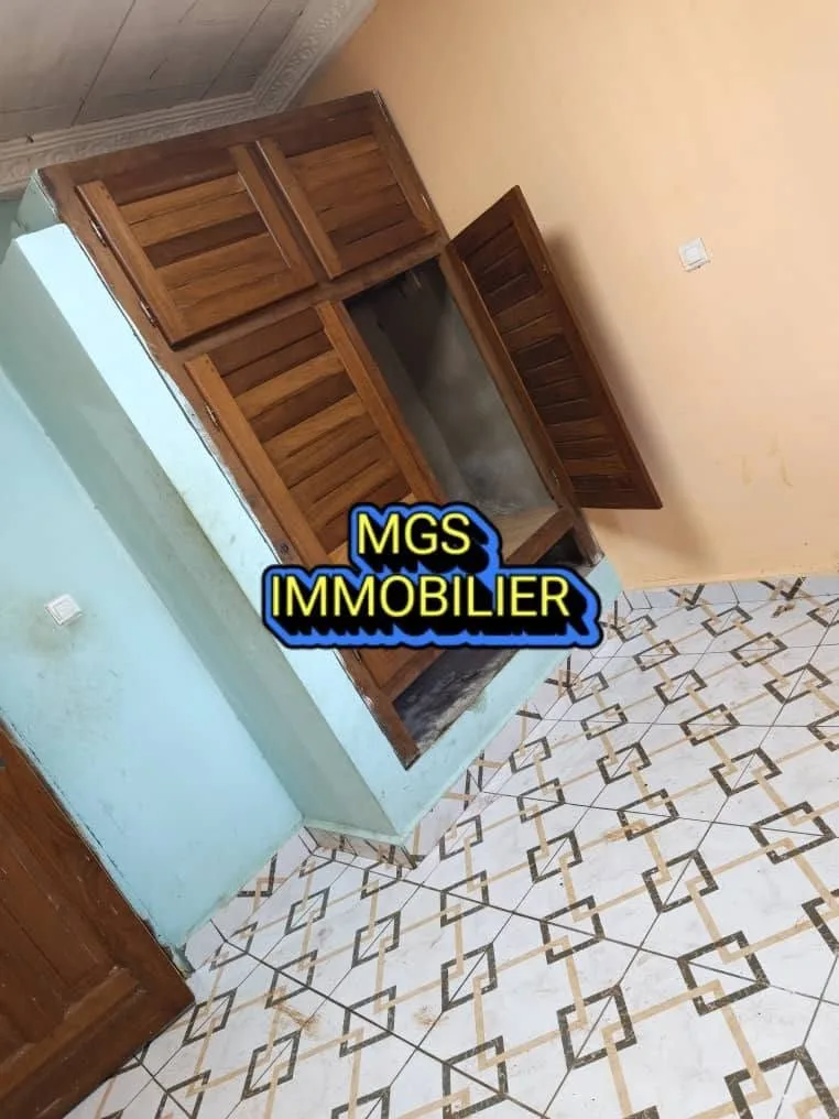 Maison 2 chambres à louer au carrefour Le Maire, Bafoussam 60000 fcfa