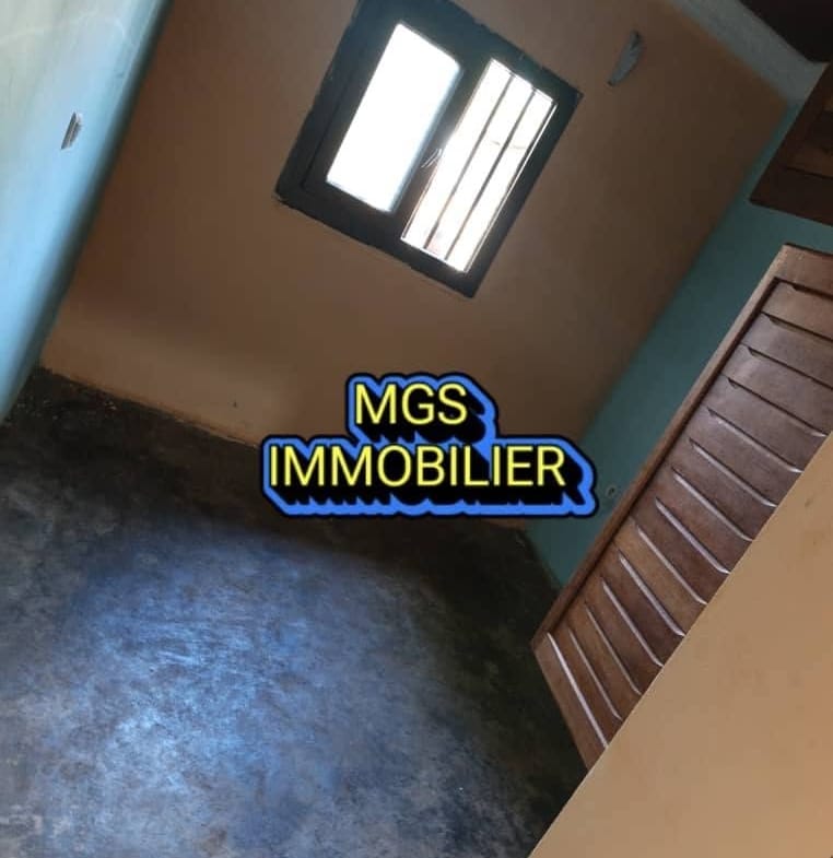 Maison 2 chambres à louer au carrefour Le Maire, Bafoussam 60000 fcfa