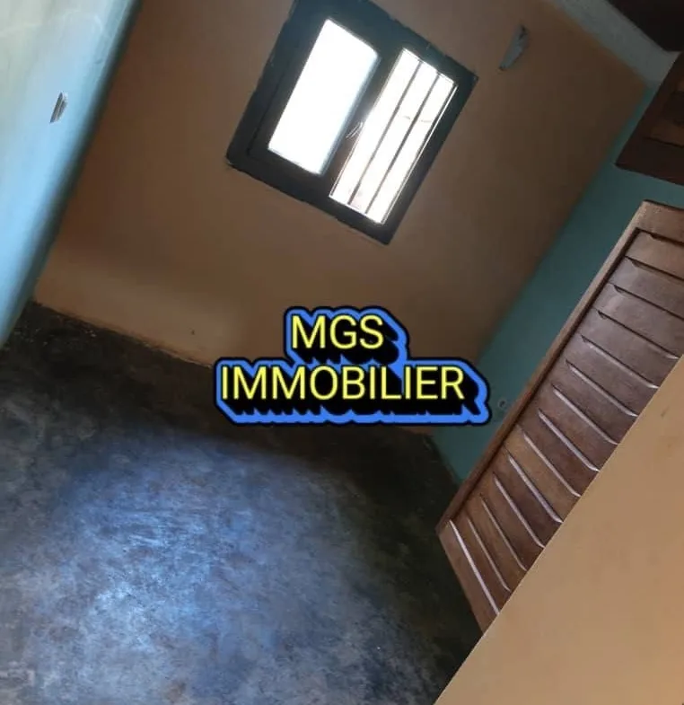 Maison 2 chambres à louer au carrefour Le Maire, Bafoussam 60000 fcfa