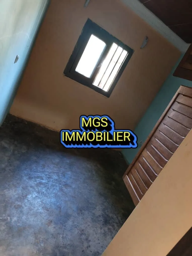 Maison 2 chambres à louer au carrefour Le Maire, Bafoussam 60000 fcfa