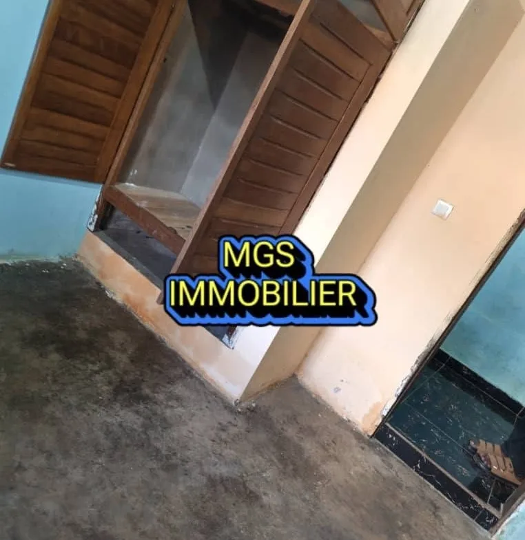 Maison 2 chambres à louer au carrefour Le Maire, Bafoussam 60000 fcfa