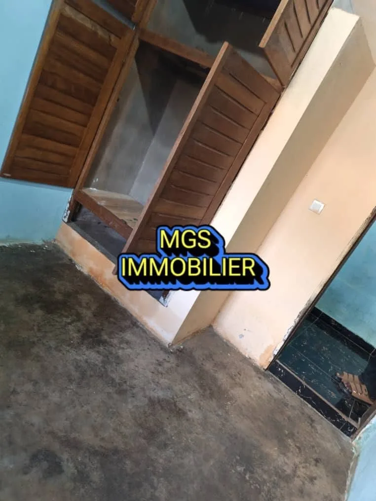 Maison 2 chambres à louer au carrefour Le Maire, Bafoussam 60000 fcfa