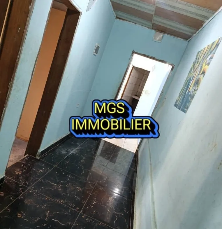 Maison 2 chambres à louer au carrefour Le Maire, Bafoussam 60000 fcfa