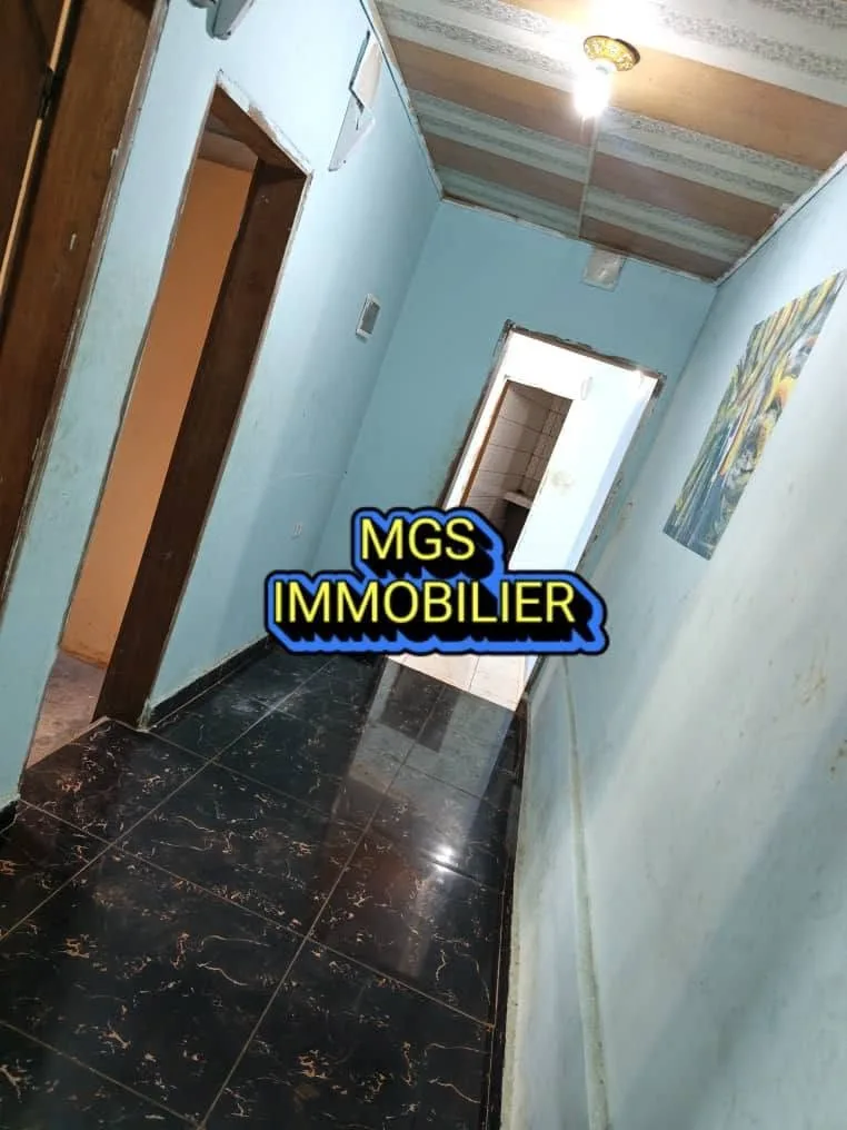 Maison 2 chambres à louer au carrefour Le Maire, Bafoussam 60000 fcfa