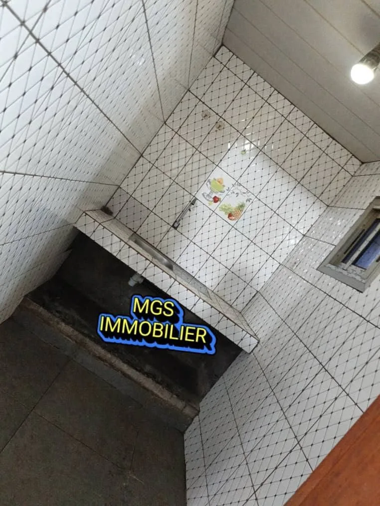 Maison 2 chambres à louer au carrefour Le Maire, Bafoussam 60000 fcfa