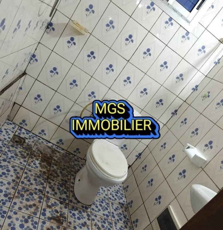 Maison 2 chambres à louer au carrefour Le Maire, Bafoussam 60000 fcfa