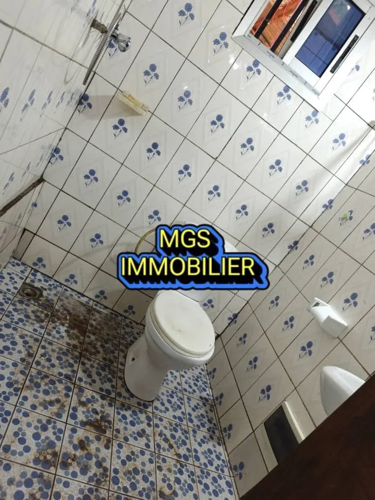 Maison 2 chambres à louer au carrefour Le Maire, Bafoussam 60000 fcfa