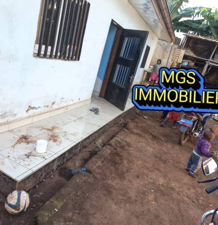 Maison 2 chambres à louer au carrefour Le Maire, Bafoussam 60000 fcfa