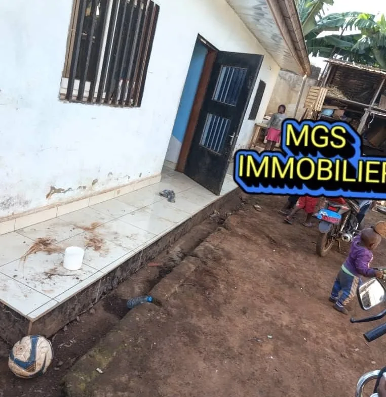 Maison 2 chambres à louer au carrefour Le Maire, Bafoussam 60000 fcfa