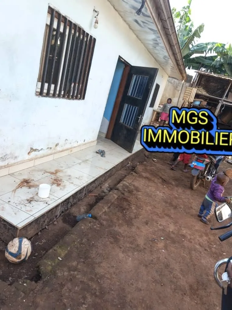 Maison 2 chambres à louer au carrefour Le Maire, Bafoussam 60000 fcfa