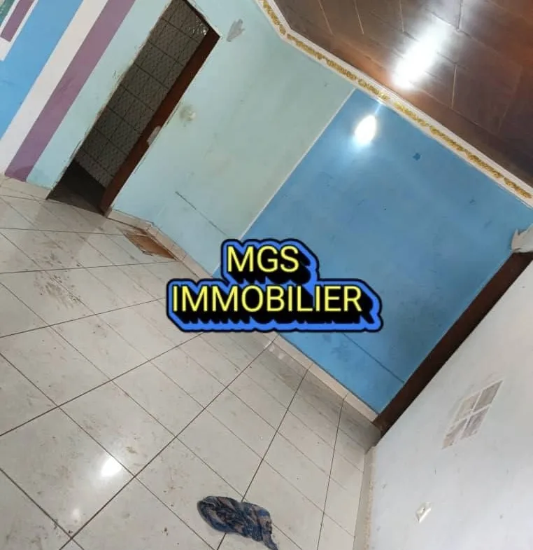 Maison 2 chambres à louer au carrefour Le Maire, Bafoussam 60000 fcfa