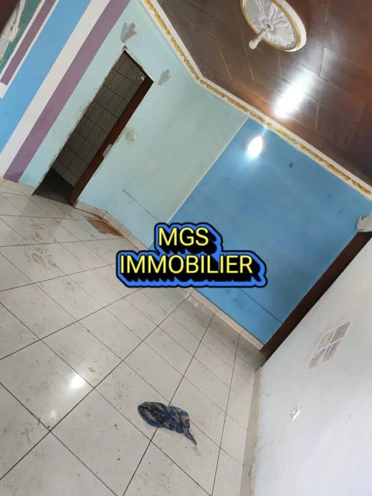 44588- Maison 2 chambres à louer au carrefour Le Maire, Bafoussam 60000 fcfa