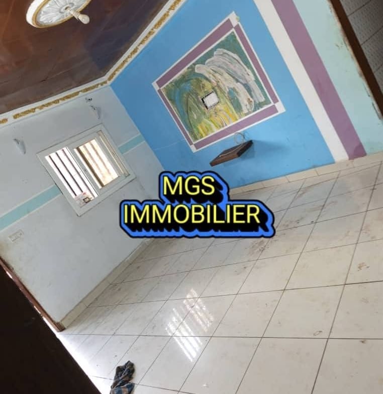 Maison 2 chambres à louer au carrefour Le Maire, Bafoussam 60000 fcfa