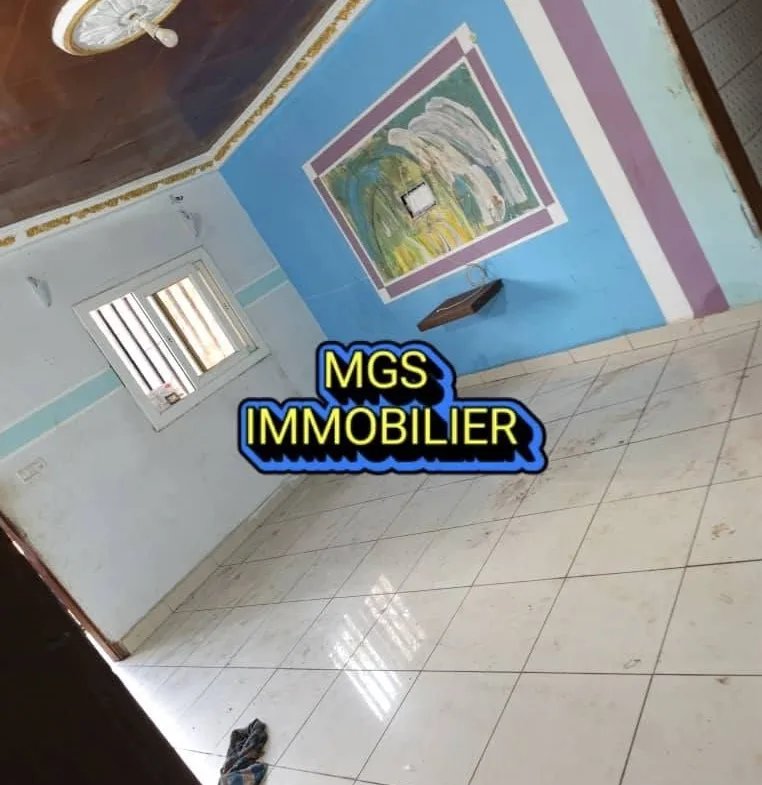Maison 2 chambres à louer au carrefour Le Maire, Bafoussam 60000 fcfa