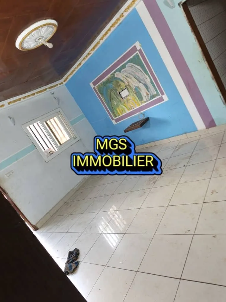 Maison 2 chambres à louer au carrefour Le Maire, Bafoussam 60000 fcfa