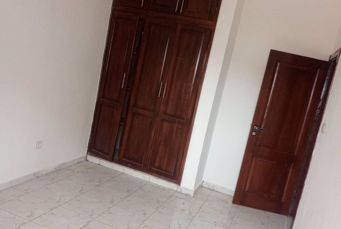 Bel appartement neuf en bordure de route à Anguissa, Yaoundé
