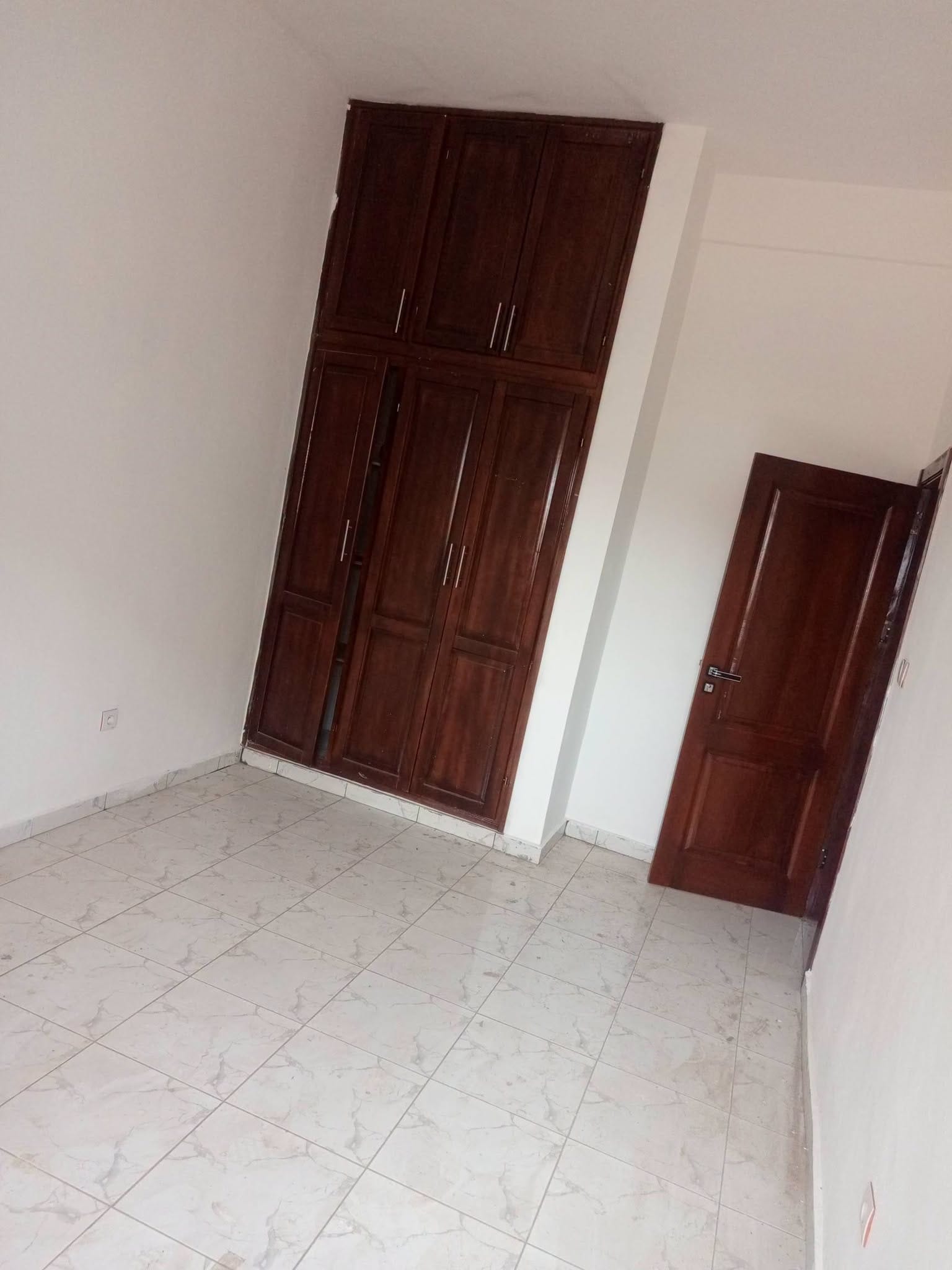 Bel appartement neuf en bordure de route à Anguissa, Yaoundé