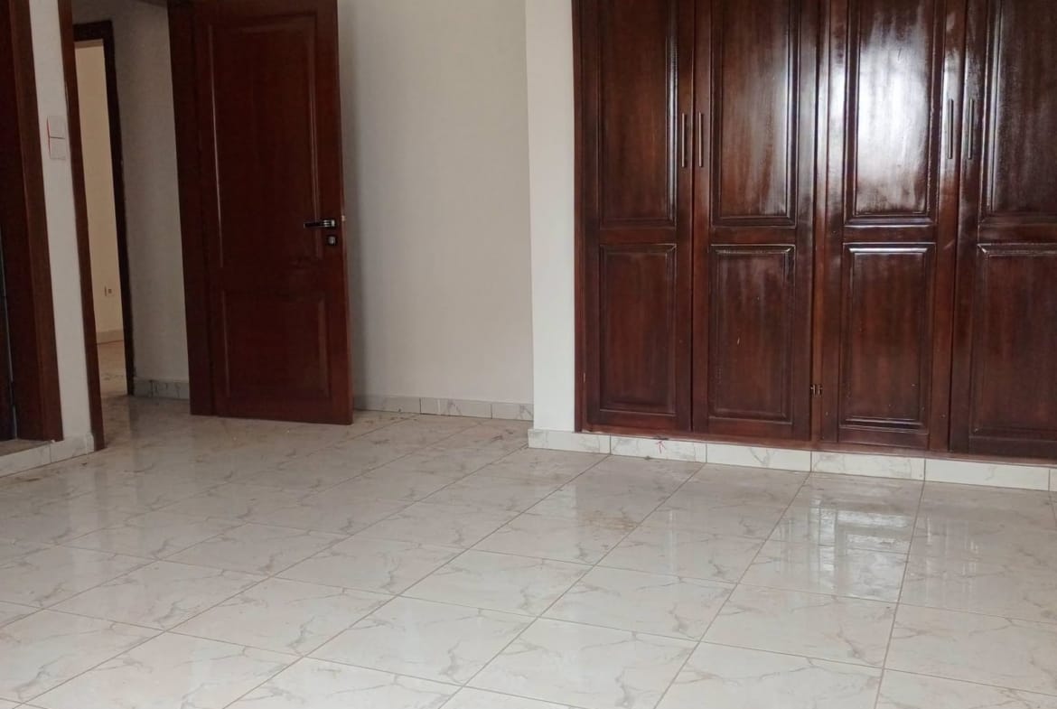 Bel appartement neuf en bordure de route à Anguissa, Yaoundé