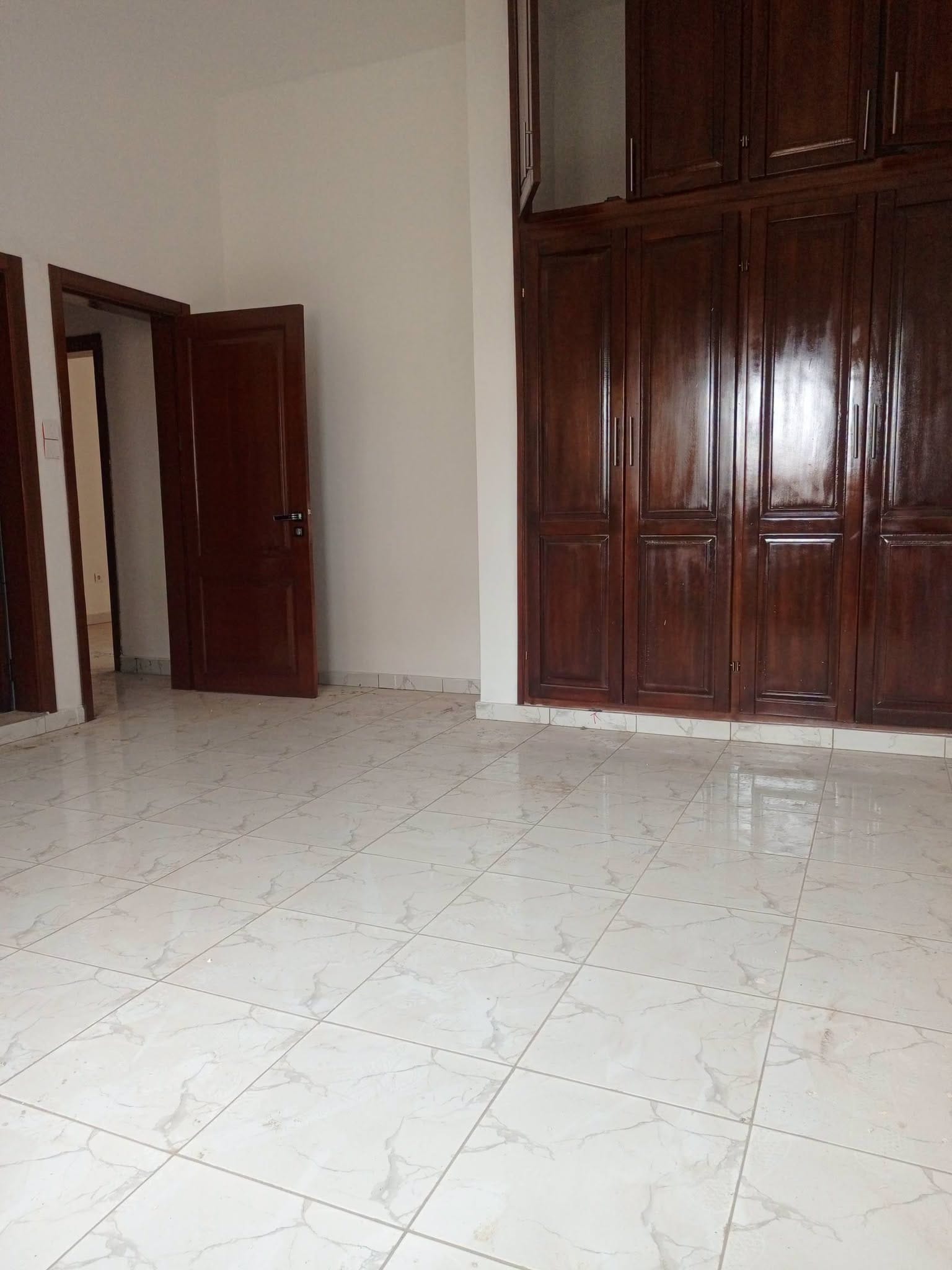 Bel appartement neuf en bordure de route à Anguissa, Yaoundé