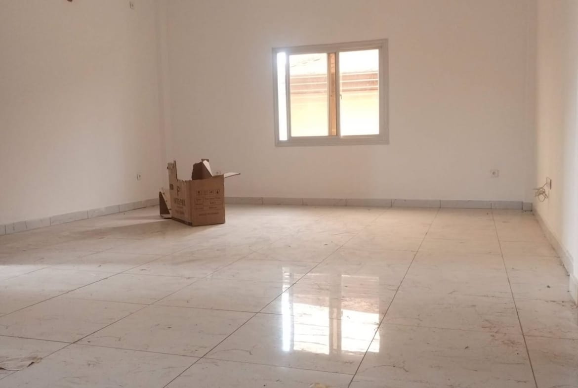 Bel appartement neuf en bordure de route à Anguissa, Yaoundé