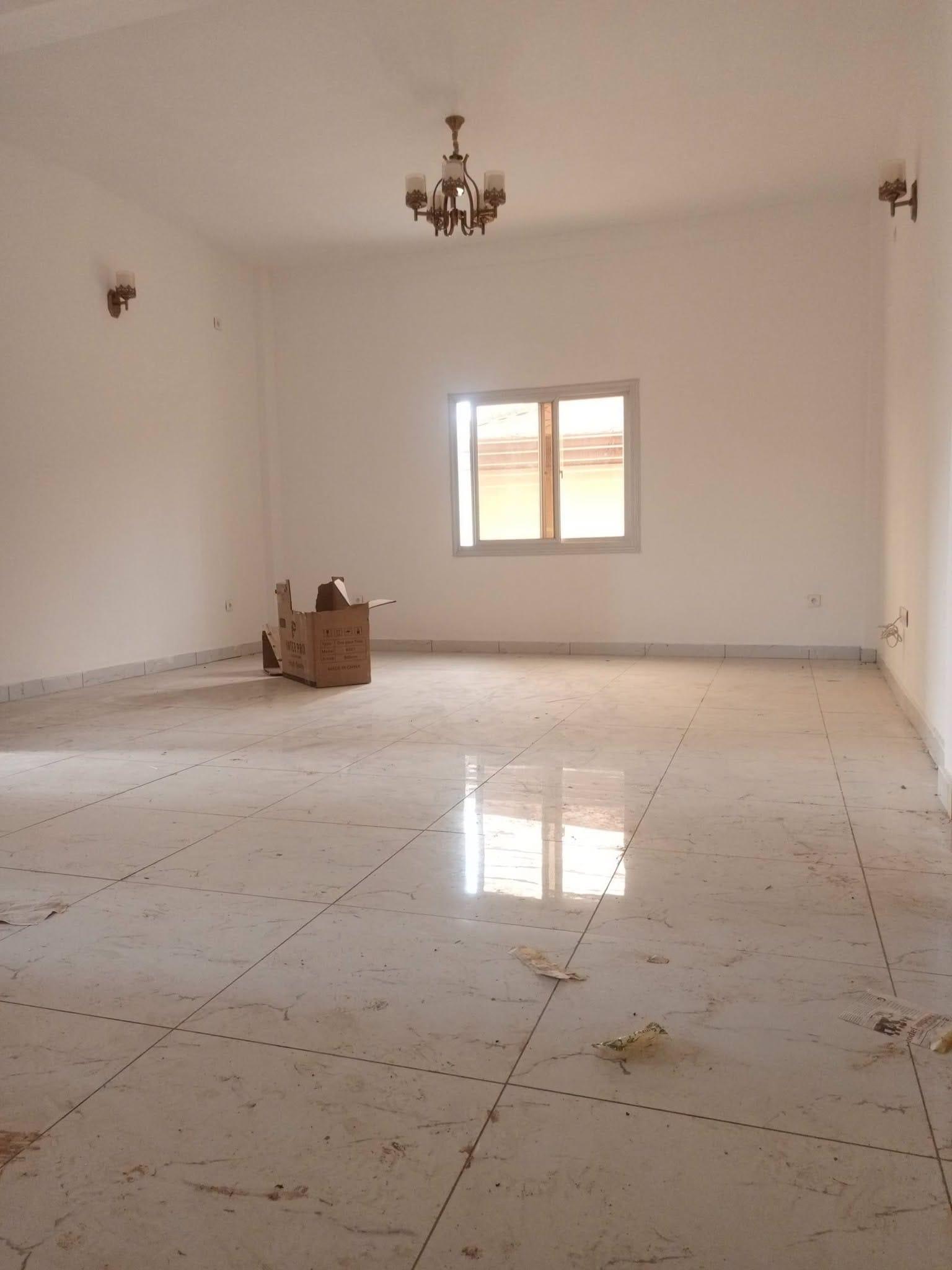 Bel appartement neuf en bordure de route à Anguissa, Yaoundé