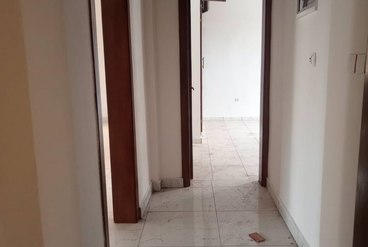 Bel appartement neuf en bordure de route à Anguissa, Yaoundé