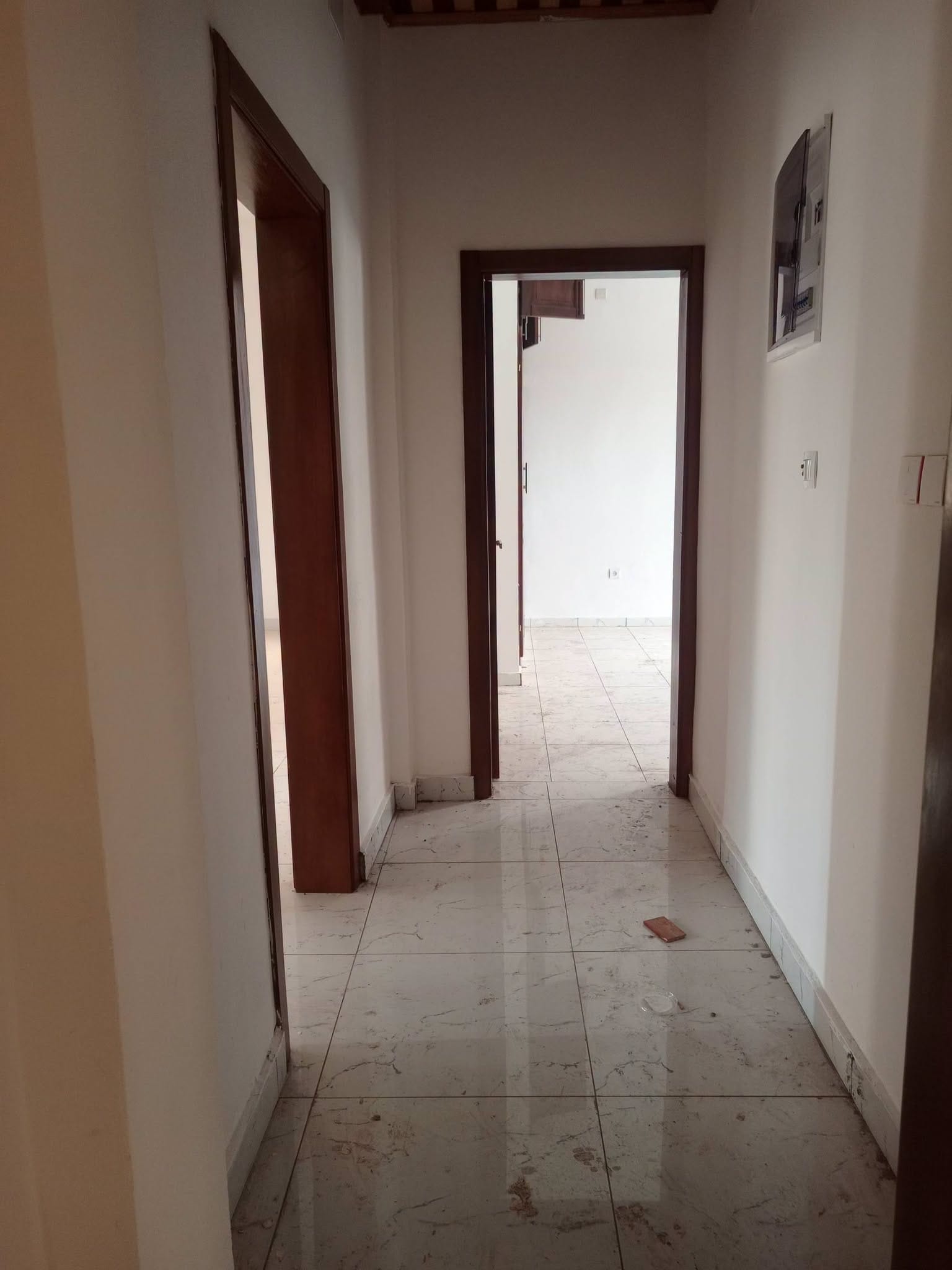 Bel appartement neuf en bordure de route à Anguissa, Yaoundé