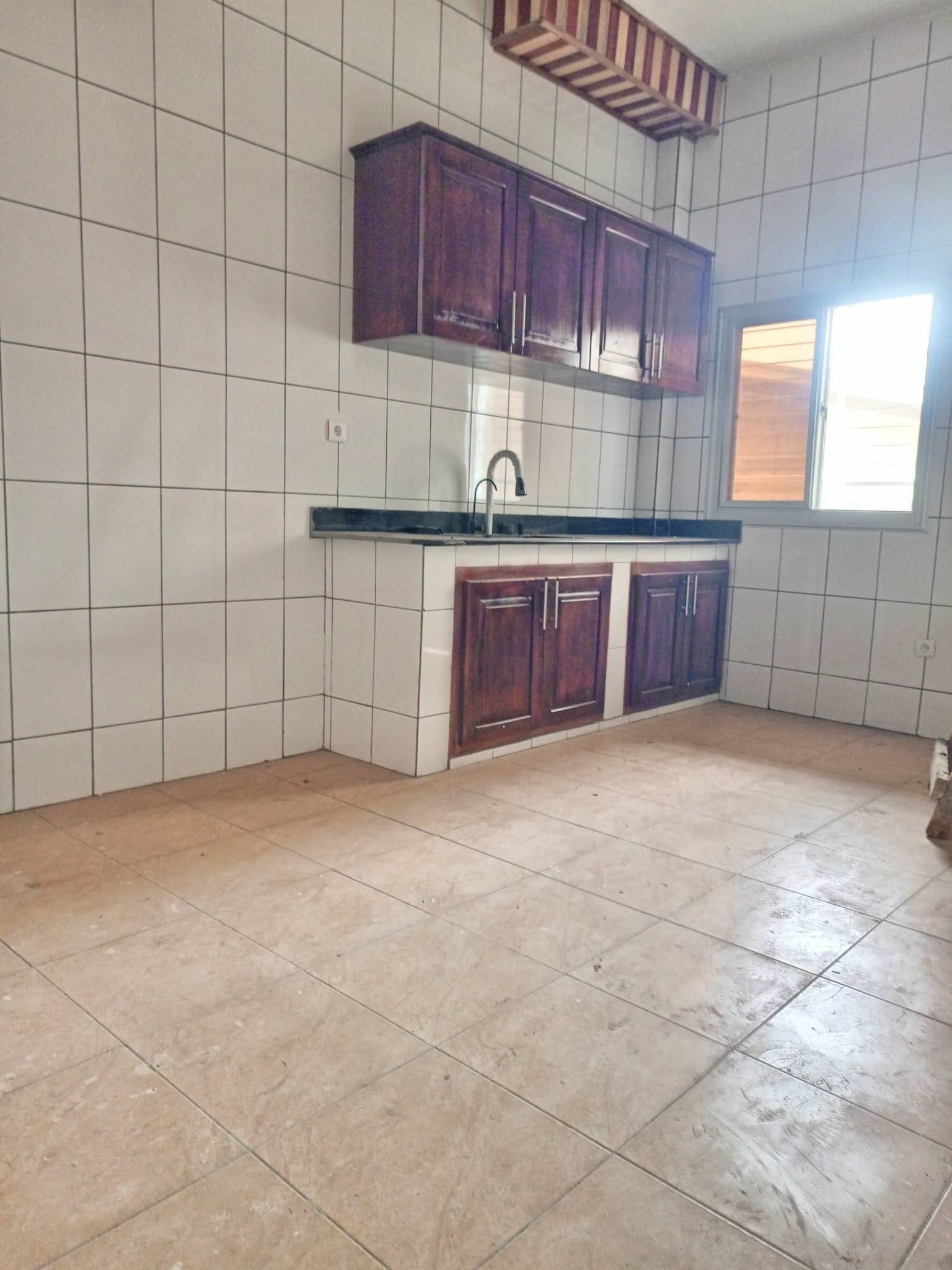 Bel appartement neuf en bordure de route à Anguissa, Yaoundé