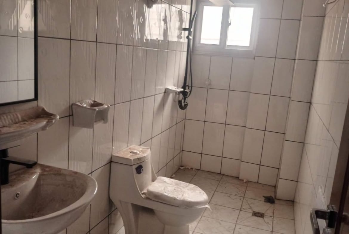Bel appartement neuf en bordure de route à Anguissa, Yaoundé
