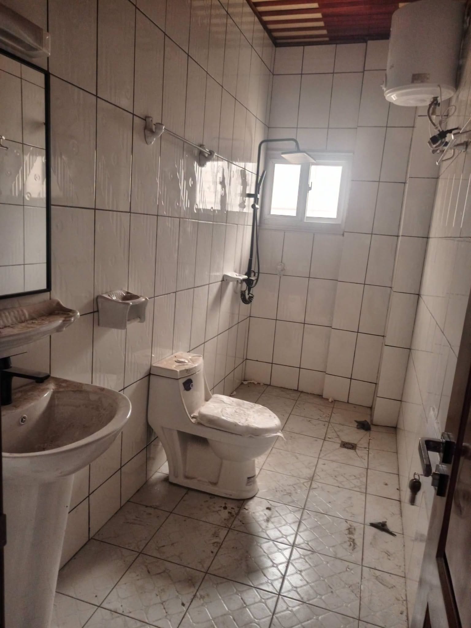 Bel appartement neuf en bordure de route à Anguissa, Yaoundé
