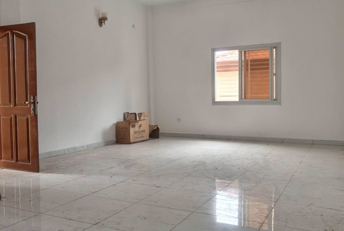 Bel appartement neuf en bordure de route à Anguissa, Yaoundé