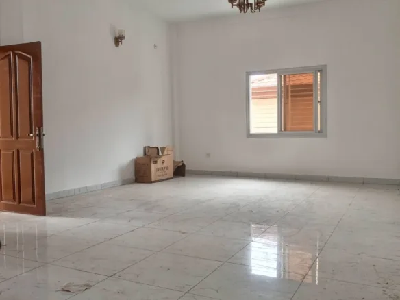 Bel appartement neuf en bordure de route à Anguissa, Yaoundé