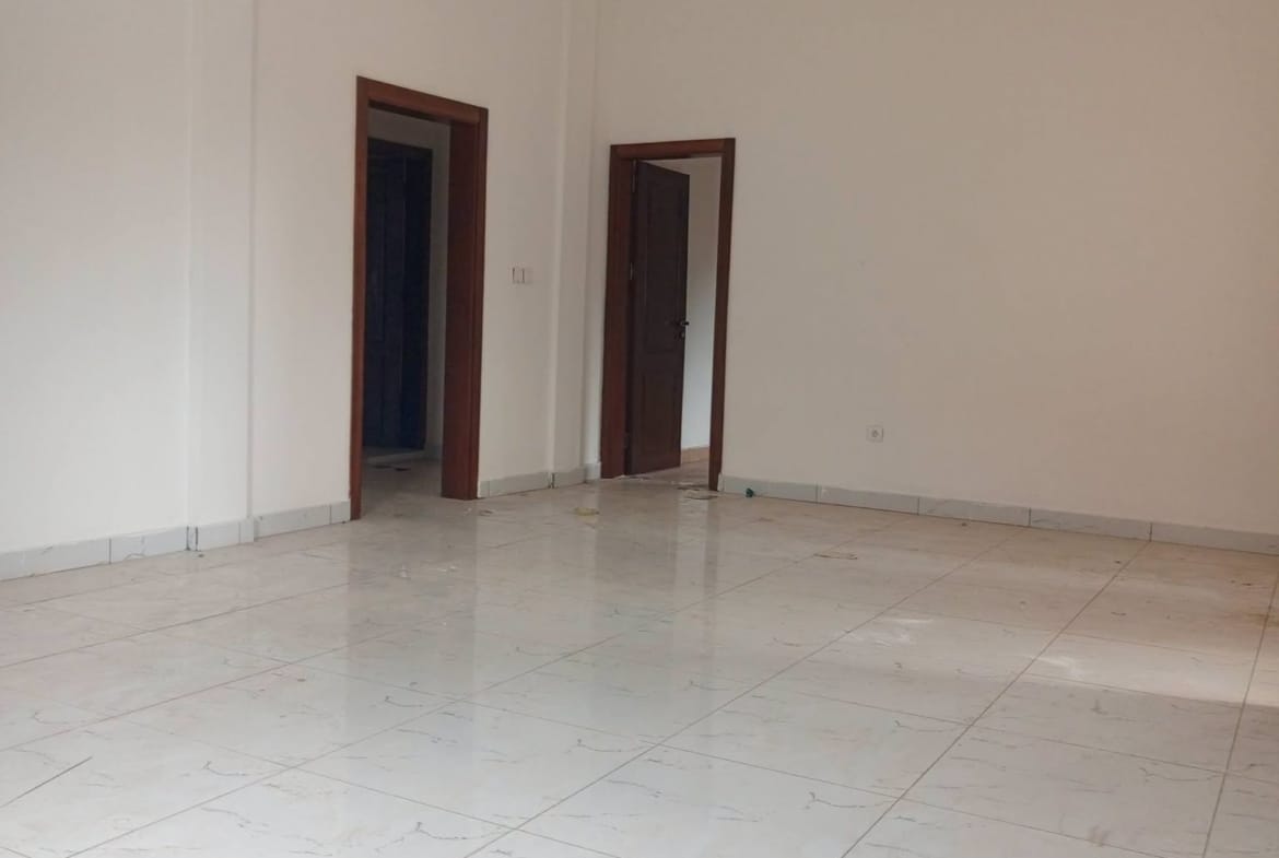 Bel appartement neuf en bordure de route à Anguissa, Yaoundé