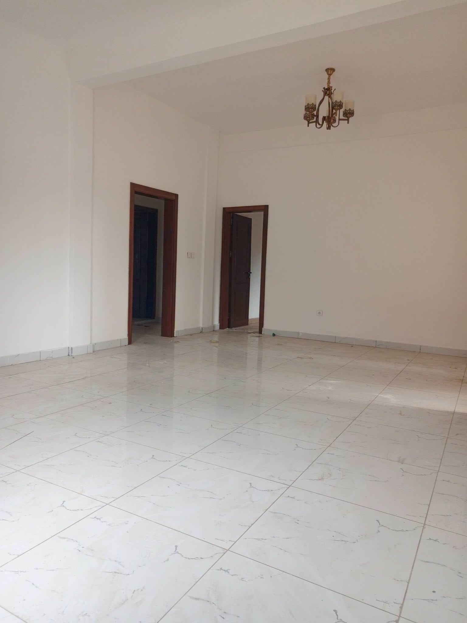 Bel appartement neuf en bordure de route à Anguissa, Yaoundé