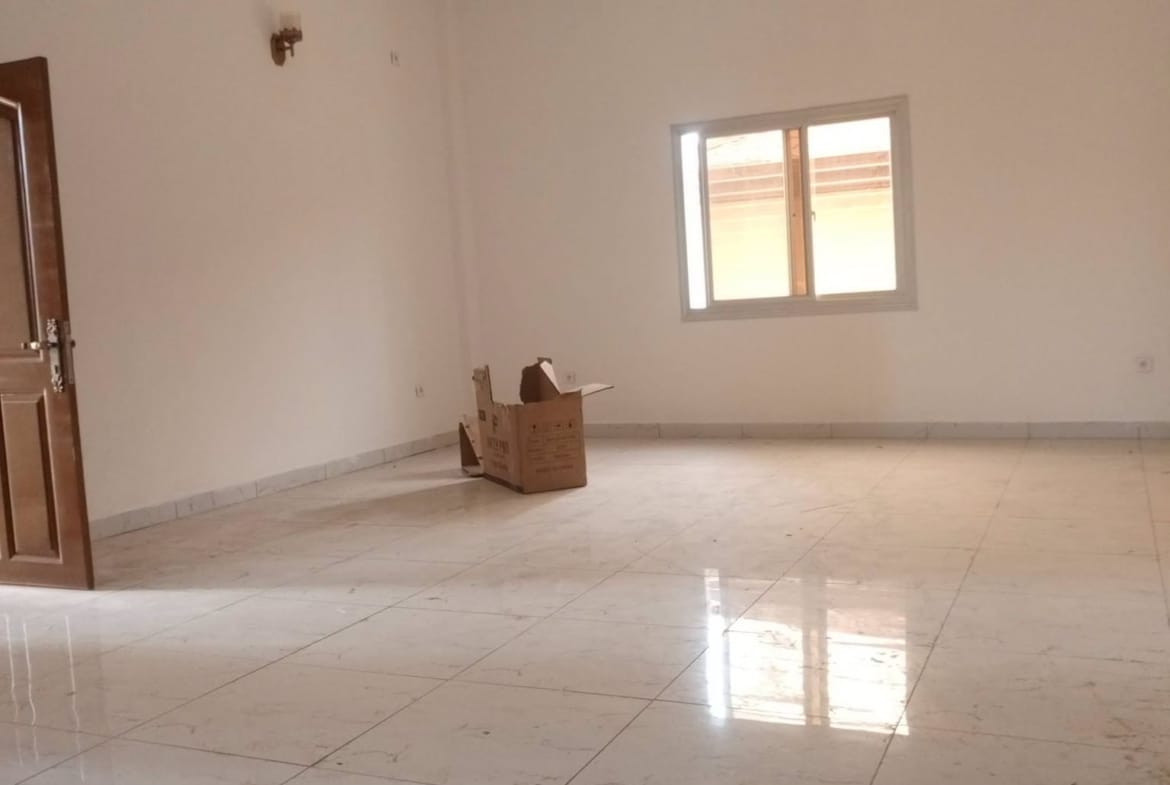 Bel appartement neuf en bordure de route à Anguissa, Yaoundé