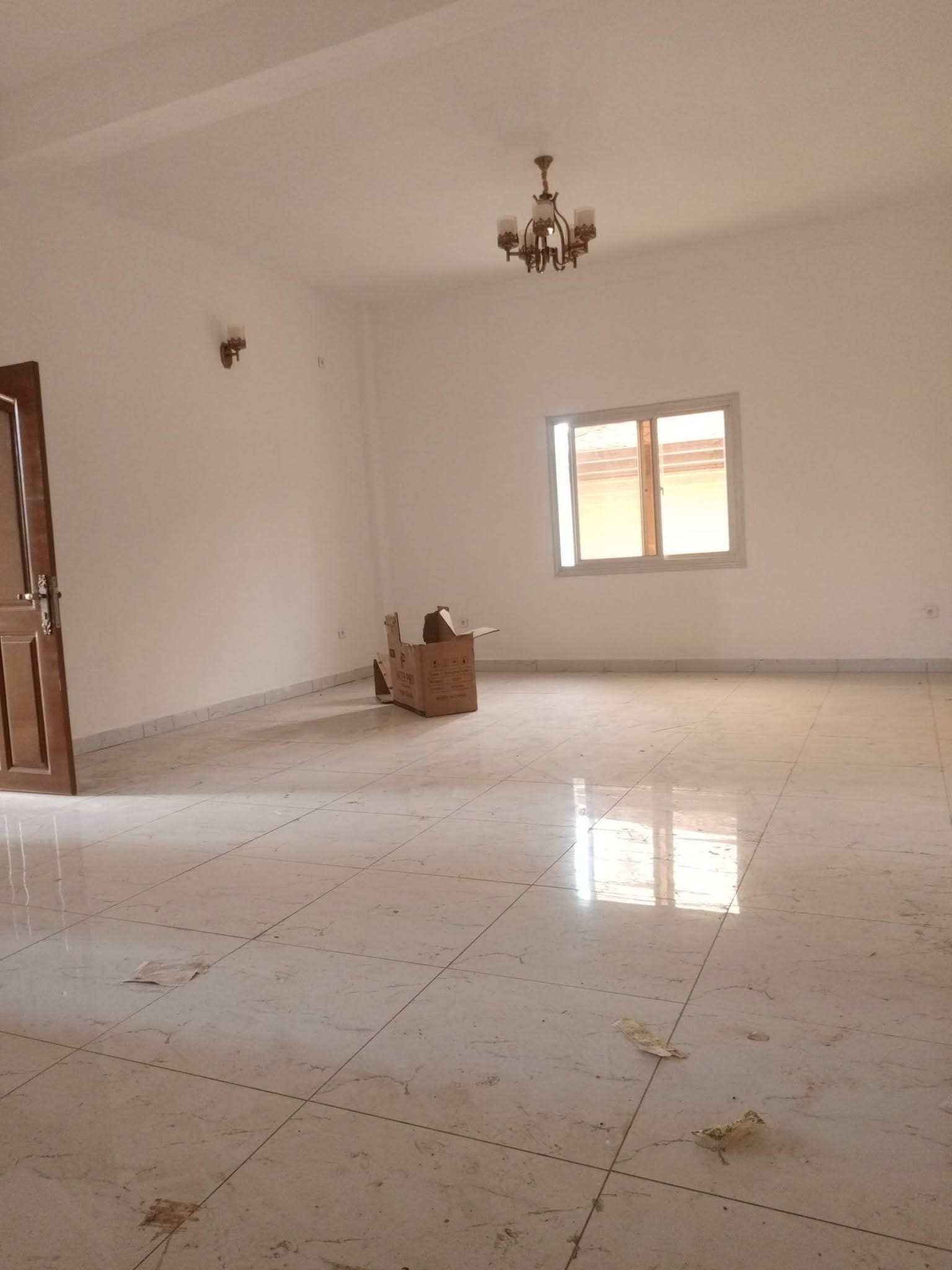 Bel appartement neuf en bordure de route à Anguissa, Yaoundé