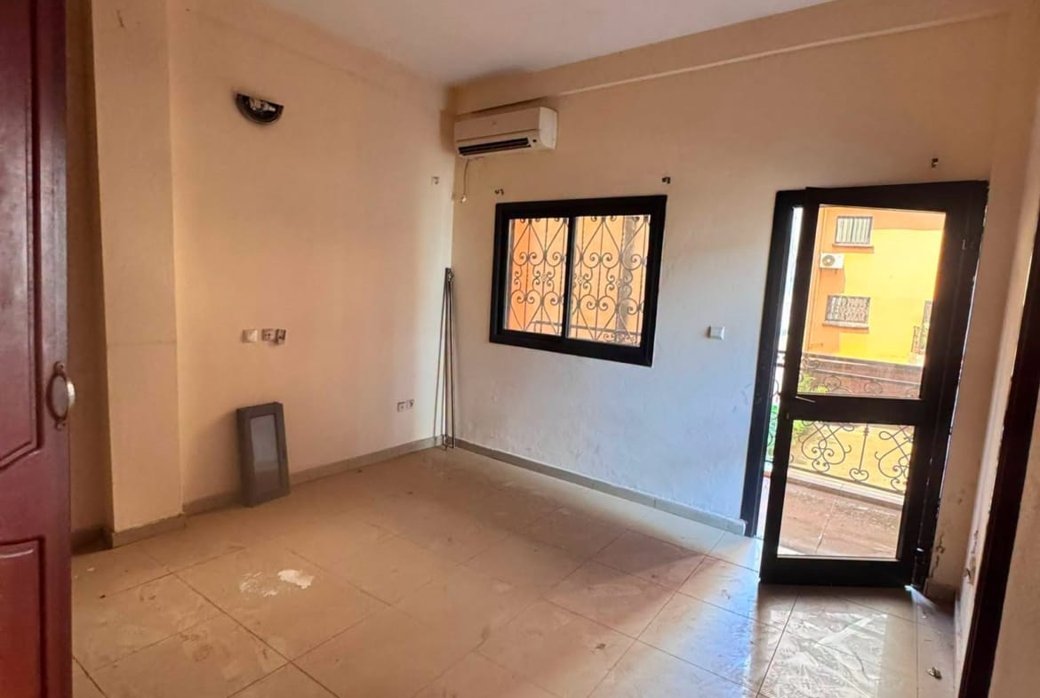 Grand appartement moderne en bordure de route, Yaoundé Ngousso