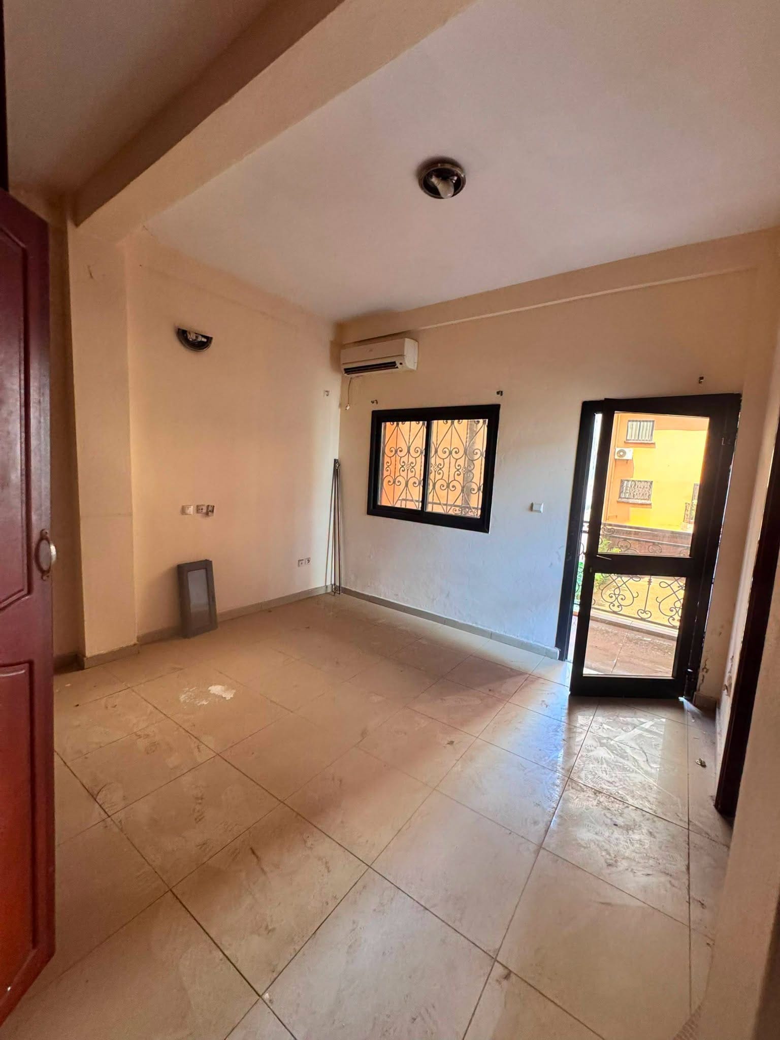 Grand appartement moderne en bordure de route, Yaoundé Ngousso