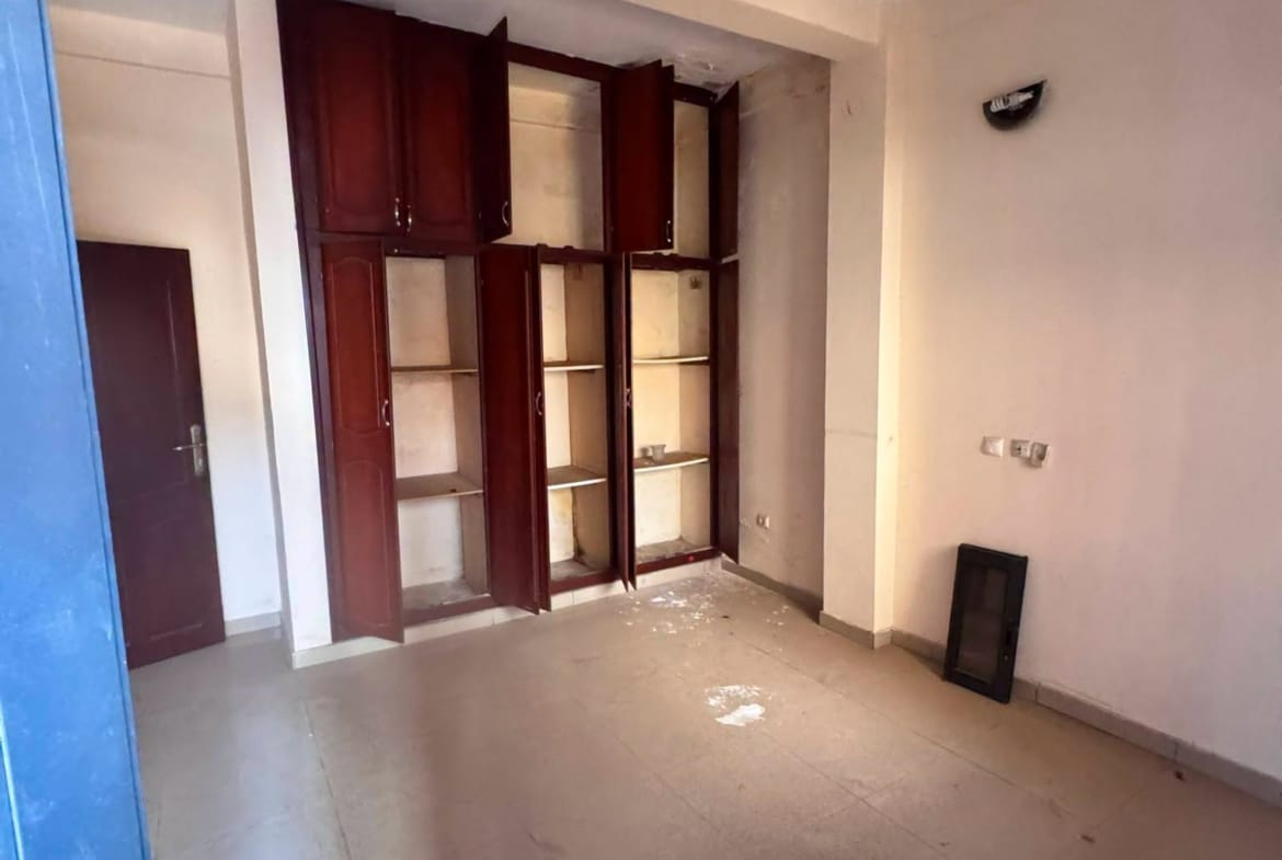 Grand appartement moderne en bordure de route, Yaoundé Ngousso