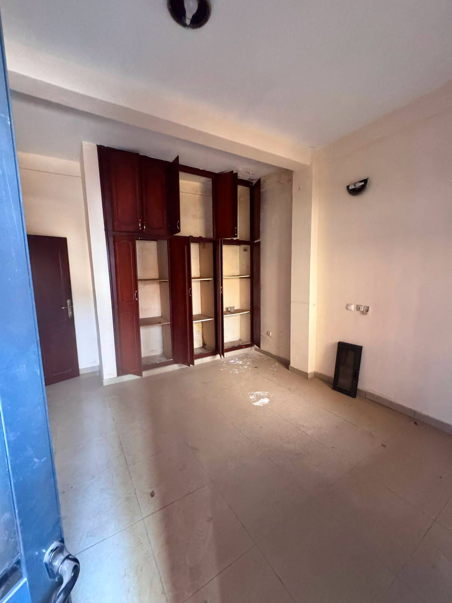 Grand appartement moderne en bordure de route, Yaoundé Ngousso