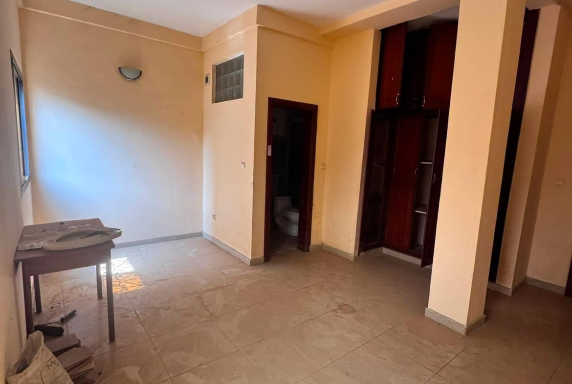 Grand appartement moderne en bordure de route, Yaoundé Ngousso