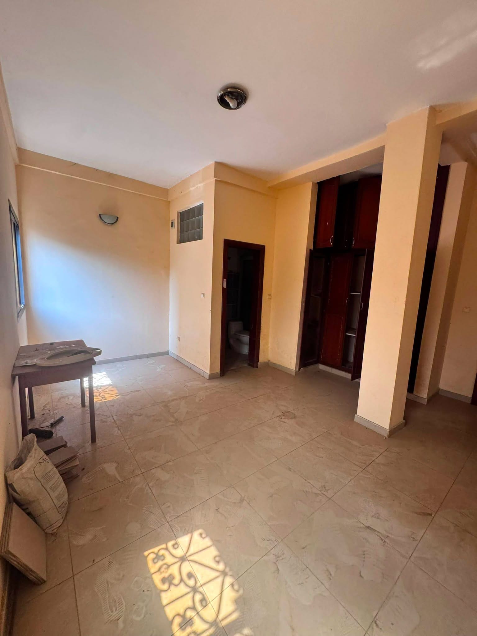 Grand appartement moderne en bordure de route, Yaoundé Ngousso