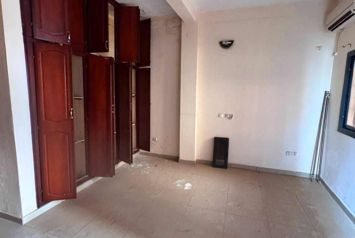 Grand appartement moderne en bordure de route, Yaoundé Ngousso