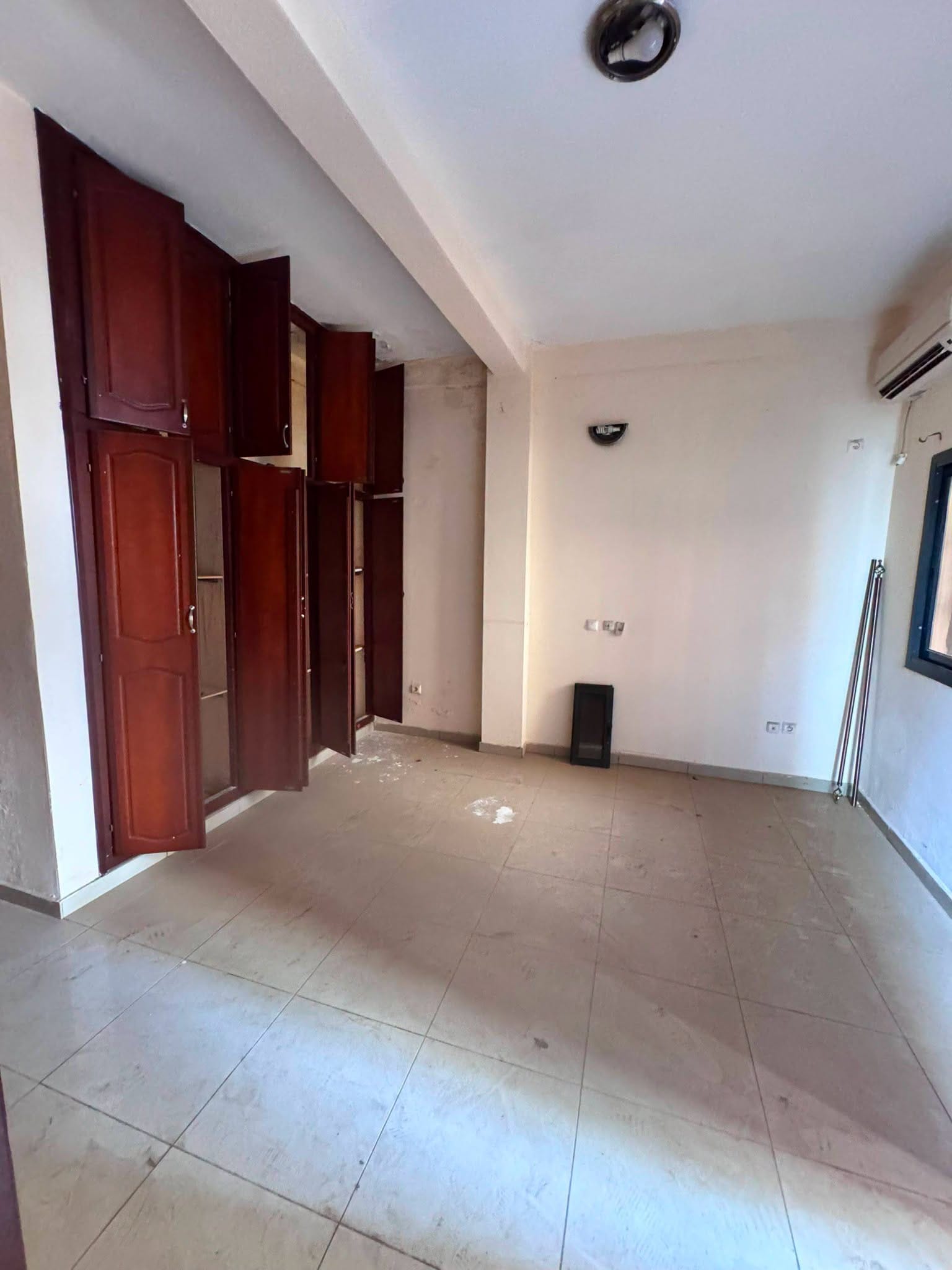 Grand appartement moderne en bordure de route, Yaoundé Ngousso
