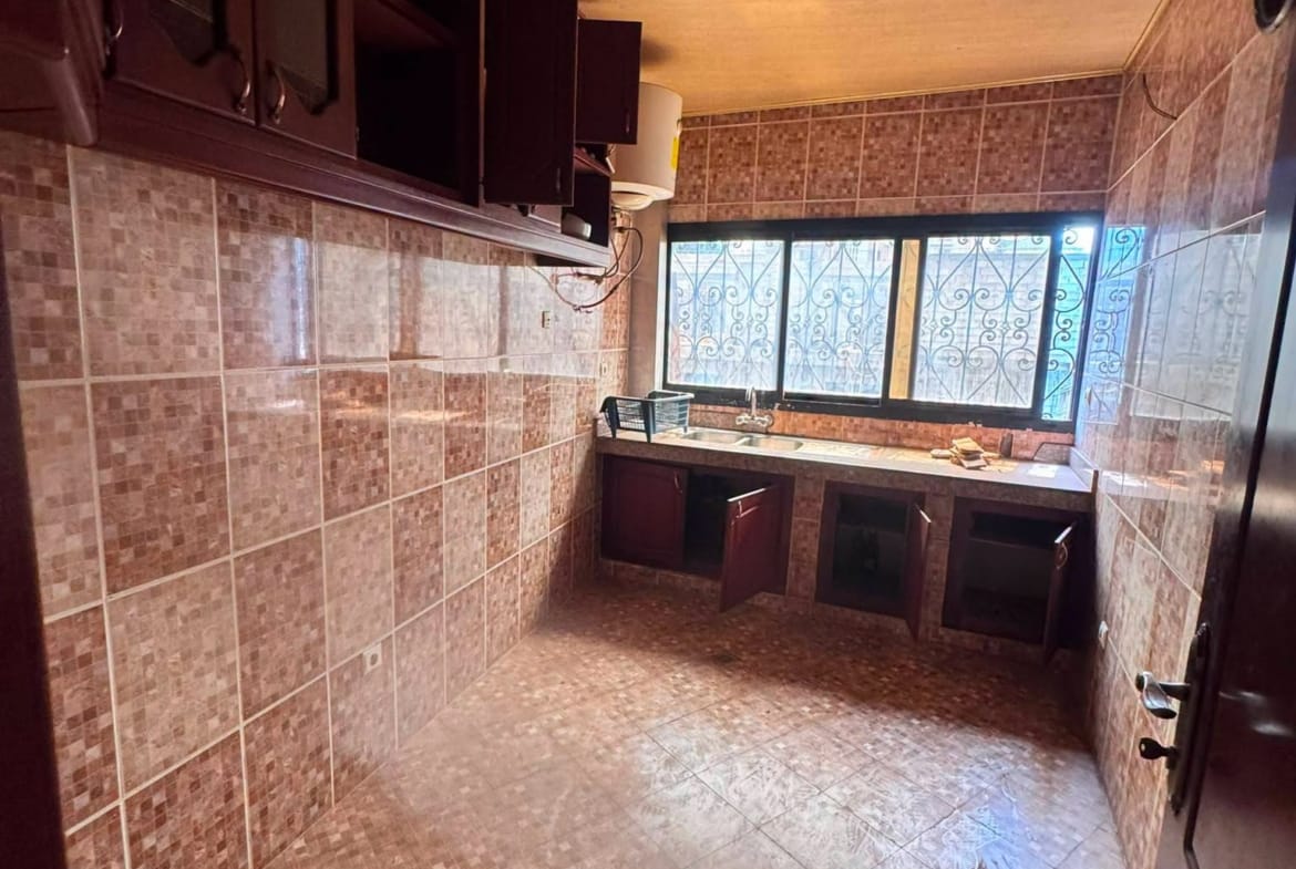 Grand appartement moderne en bordure de route, Yaoundé Ngousso