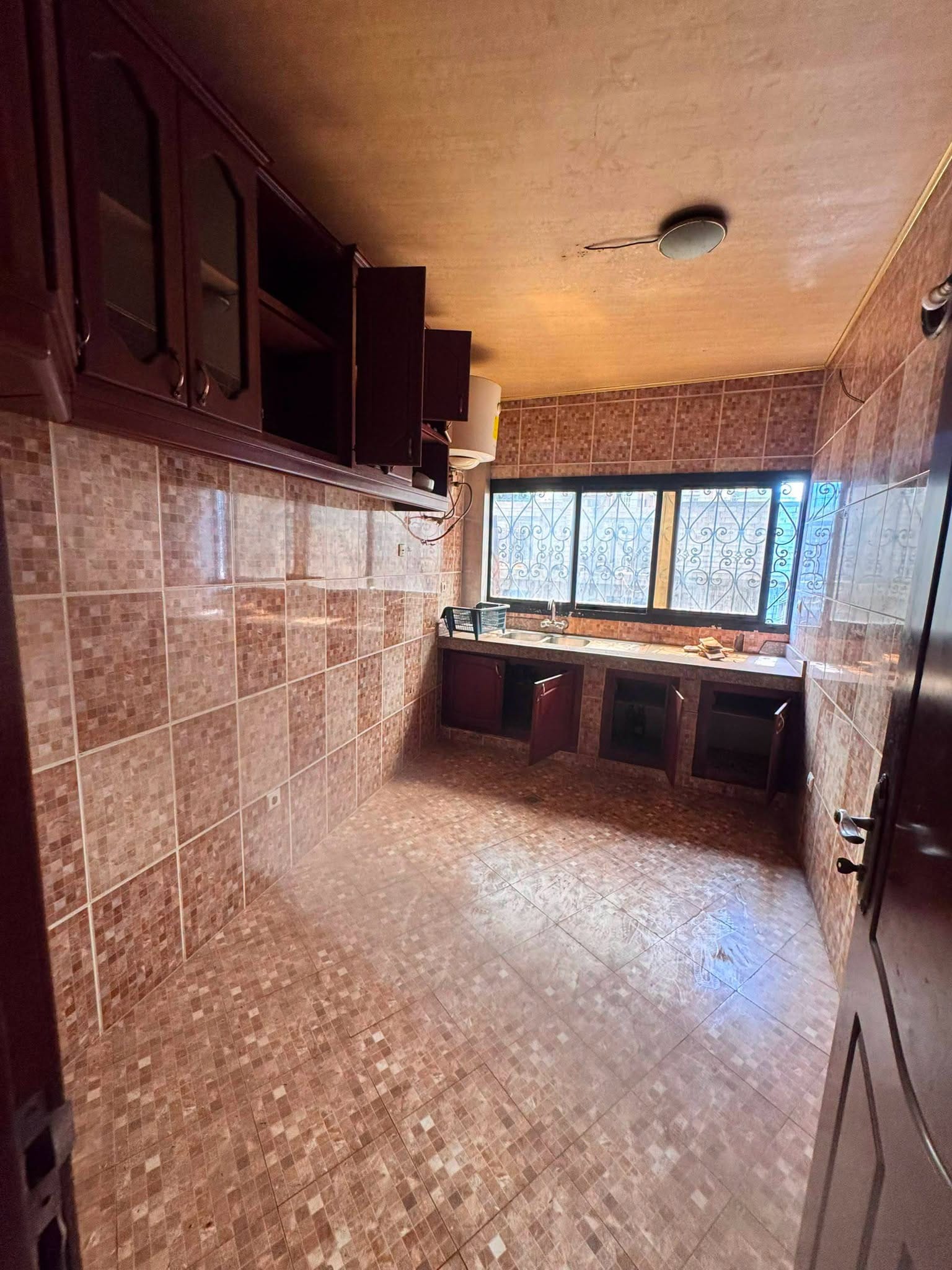 Grand appartement moderne en bordure de route, Yaoundé Ngousso