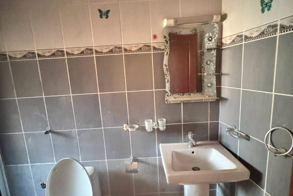 Grand appartement moderne en bordure de route, Yaoundé Ngousso