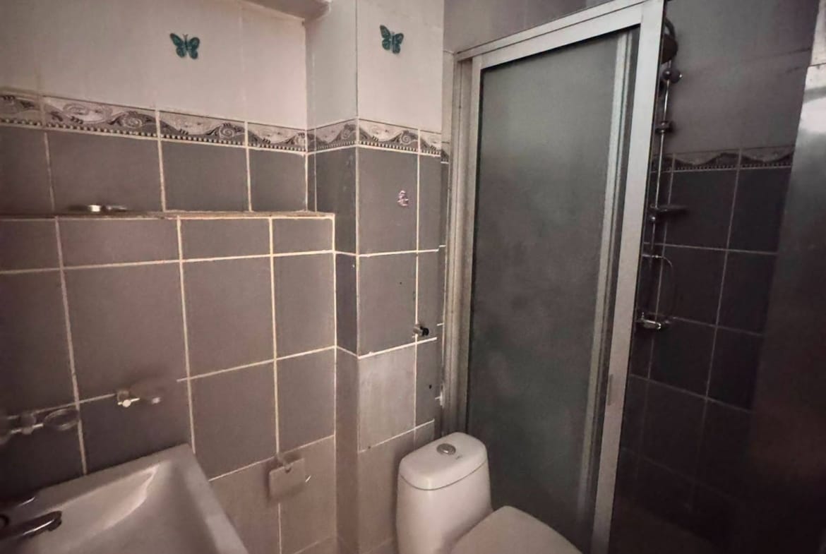 Grand appartement moderne en bordure de route, Yaoundé Ngousso